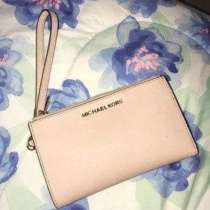 COPY - micheal kors wristlet